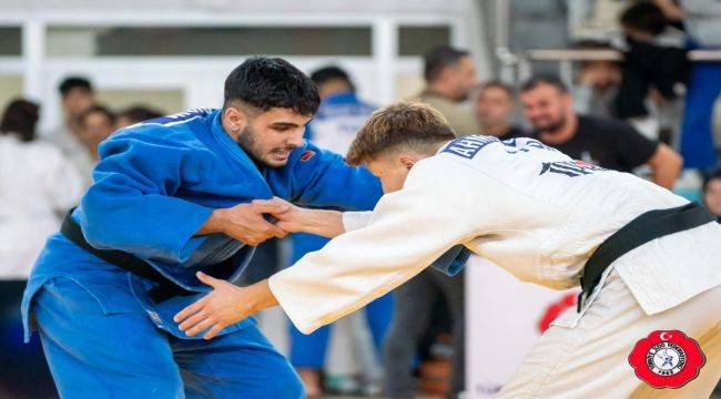 İzmir’in judocuları yenilgisiz şampiyon