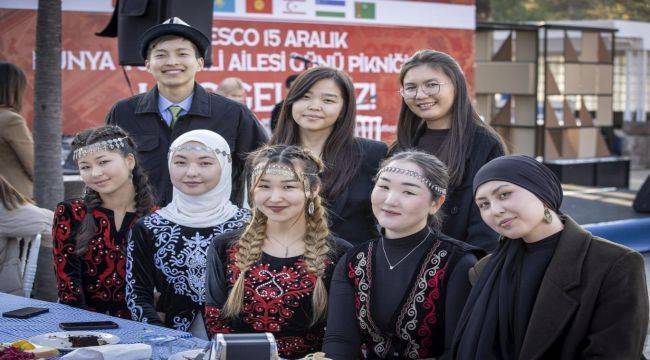 Başkan Tugay Dünya Türk Dili Ailesi Günü’nü öğrencilerle birlikte kutladı