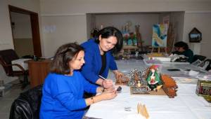 Çiğli’de Kadınlar Unutulmaya Yüz Tutmuş “Kitre Bebek” Sanatını Yaşatıyor