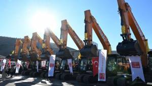 Karabağlar Belediyesi’ne Yeni İş Makinesi Desteği