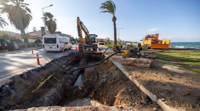 Mithatpaşa Caddesi’ndeki ana boru arızası için İZSU seferber oldu