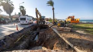 Mithatpaşa Caddesi’ndeki ana boru arızası için İZSU seferber oldu