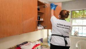 Gaziemir Belediyesi evleri temizliyor, hayatları kolaylaştırıyor