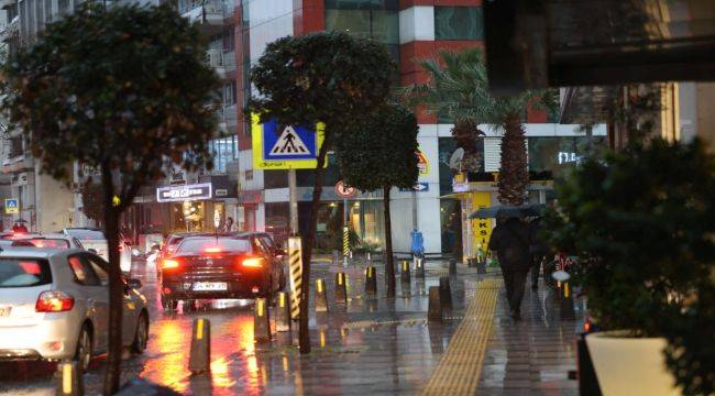 İzmir Büyükşehir Belediyesi ekipleri sağanak yağış ve fırtına nedeniyle seferber oldu