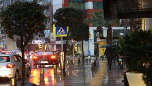 İzmir Büyükşehir Belediyesi ekipleri sağanak yağış ve fırtına nedeniyle seferber oldu