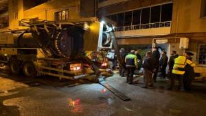 İzmir’de ekipler gece boyunca sahada