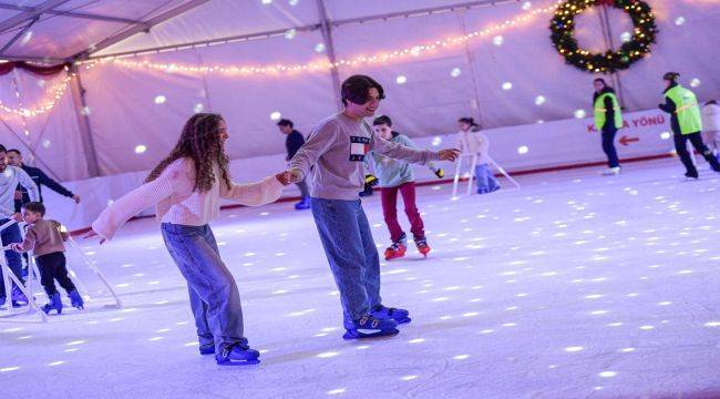 İzmir'de kışın keyfi buzda yaşanıyor