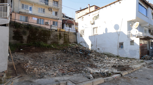 Konak’ta metruk bina yıkımları sürüyor