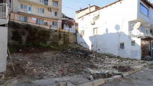 Konak’ta metruk bina yıkımları sürüyor