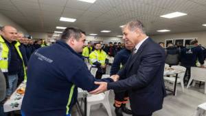 Başkan Tugay, mesaiye emekçi ile başladı