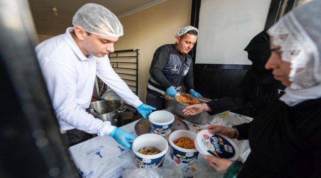 İftar bereketi Büyükşehir’in aşevinden sofralara uzanıyor