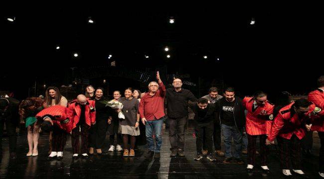 İzmir Şehir Tiyatroları’ndan görkemli prömiyer