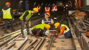 Bornova’da metro hattında raylar yenileniyor