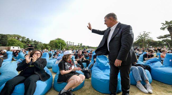 İzmir gençlere alan açıyor