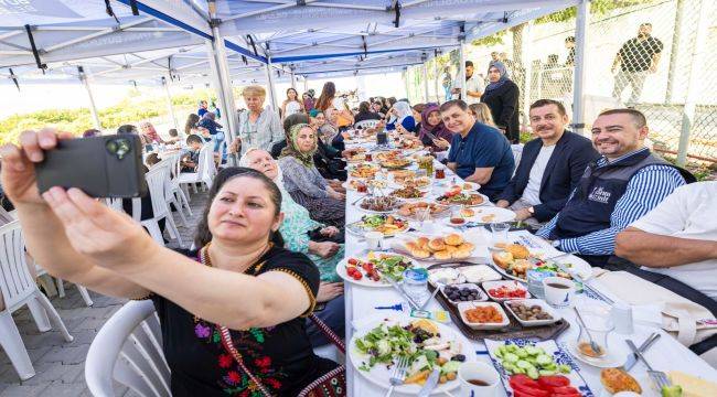 Toprakla buluşan kadınlar, hasat sevincini Başkan Tugay’la yaşadı