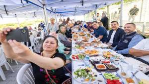 Toprakla buluşan kadınlar, hasat sevincini Başkan Tugay’la yaşadı