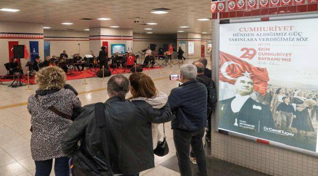 İzmir Metrosu’nu Cumhuriyet coşkusu sardı 