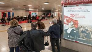 İzmir Metrosu’nu Cumhuriyet coşkusu sardı